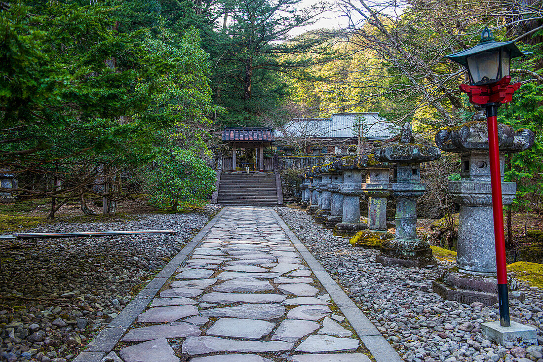 Steinleuchten, Iemitsu-Mausoleum (Taiyuinbyo), UNESCO-Weltkulturerbe, Nikko, Präfektur Tochigi, Kanto, Honshu, Japan, Asien