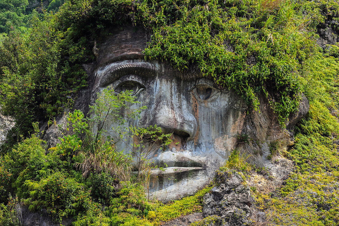 Großes geschnitztes Gesicht am Bukit Kasih, einem vulkanischen Touristenpark mit Fumarolenfeldern, einem Turm zum Thema Weltfrieden und Gebetshäusern der fünf großen Religionen, Bukit Kasih, Minahasa, Nordsulawesi, Indonesien, Südostasien, Asien