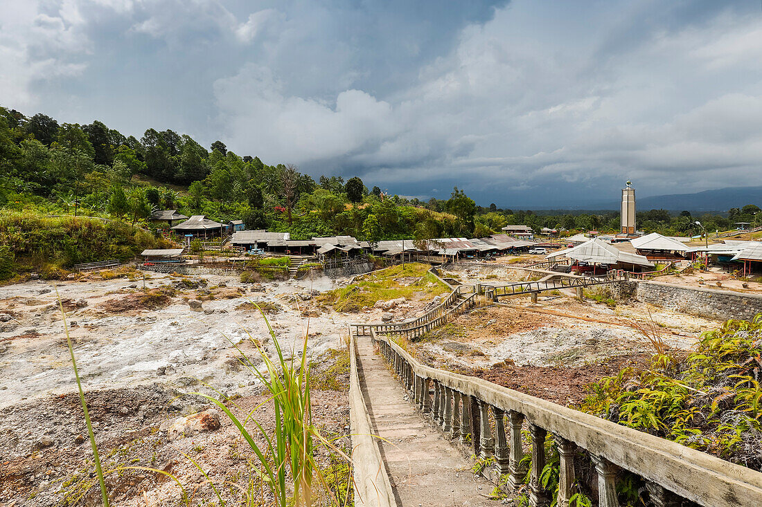 Dampfendes vulkanisches Fumarolenfeld, Geschäfte und Cafés in Bukit Kasih, einem Touristenpark mit einem Friedensturm und Gebetshäusern der fünf großen Religionen, Bukit Kasih, Minahasa, Nordsulawesi, Indonesien, Südostasien, Asien