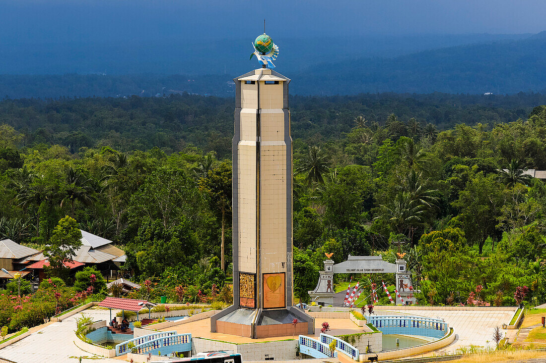 Der Weltfriedensturm und der dunkle, stürmische Himmel in diesem Touristenpark mit den Gotteshäusern der fünf großen Religionen und dem vulkanischen Fumarolenfeld,. Bukit Kasih, Minahasa, Nordsulawesi, Indonesien, Südostasien, Asien