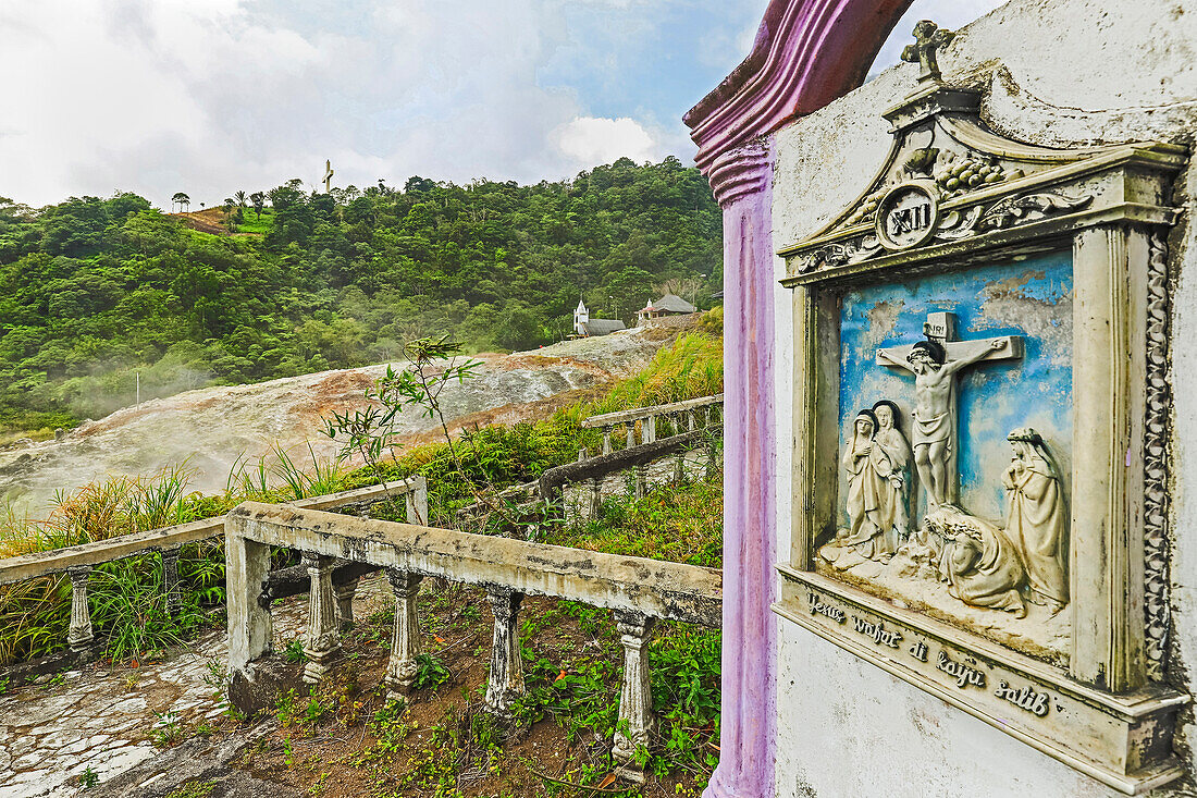 Die zwölfte Station des Kreuzweges auf dem Weg zum Gipfel dieses Touristenparks mit seinem Weltfriedensturm und den Gotteshäusern der fünf großen Religionen, Bukit Kasih, Minahasa, Nordsulawesi, Indonesien, Südostasien, Asien