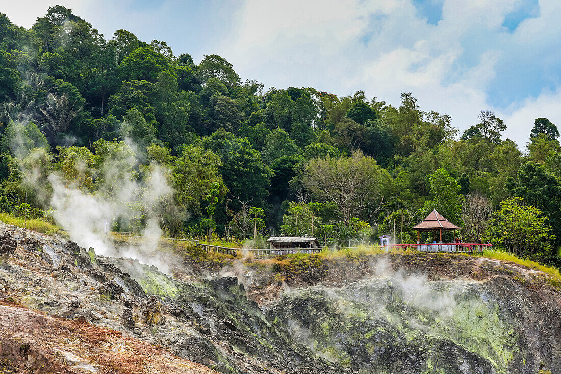 Dampfendes Fumarolenfeld auf Bukit Kasih, einem touristischen Vulkanpark mit einem Weltfriedensturm und Gebetshäusern der fünf großen Religionen, Bukit Kasih, Minahasa, Nordsulawesi, Indonesien, Südostasien, Asien