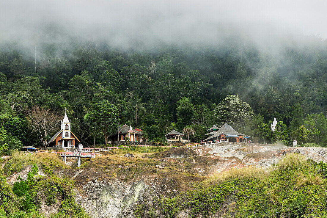 Gebetshäuser der fünf großen Religionen in Bukit Kasih, einem vulkanischen Touristenpark mit einem Weltfriedensturm, Bukit Kasih, Minahasa, Nordsulawesi, Indonesien, Südostasien Asien