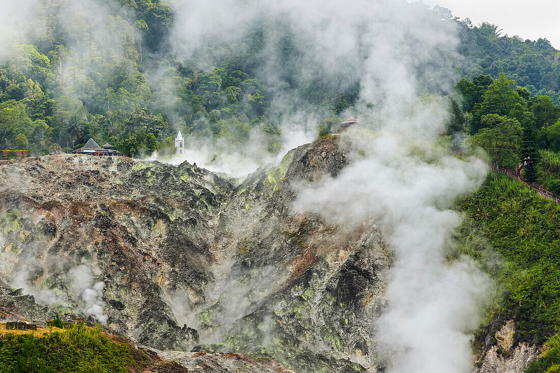 Dampfendes Fumarolenfeld am Bukit Kasih, einem Touristenpark mit einem Turm zum Thema Weltfrieden und Gebetshäusern der fünf großen Religionen, Bukit Kasih, Minahasa, Nordsulawesi, Indonesien, Südostasien, Asien