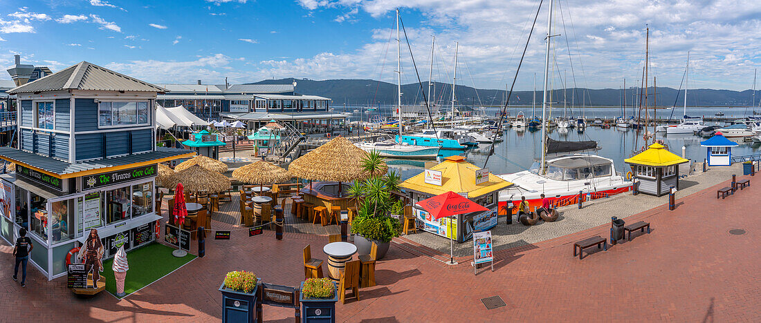 Blick auf Boote und Restaurants an der Knysna Waterfront, Knysna, Garden Route, Westkap, Südafrika, Afrika