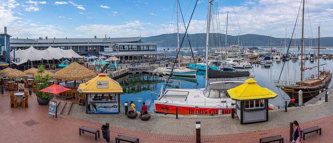 Blick auf Boote und Restaurants an der Knysna Waterfront, Knysna, Garden Route, Westkap, Südafrika, Afrika