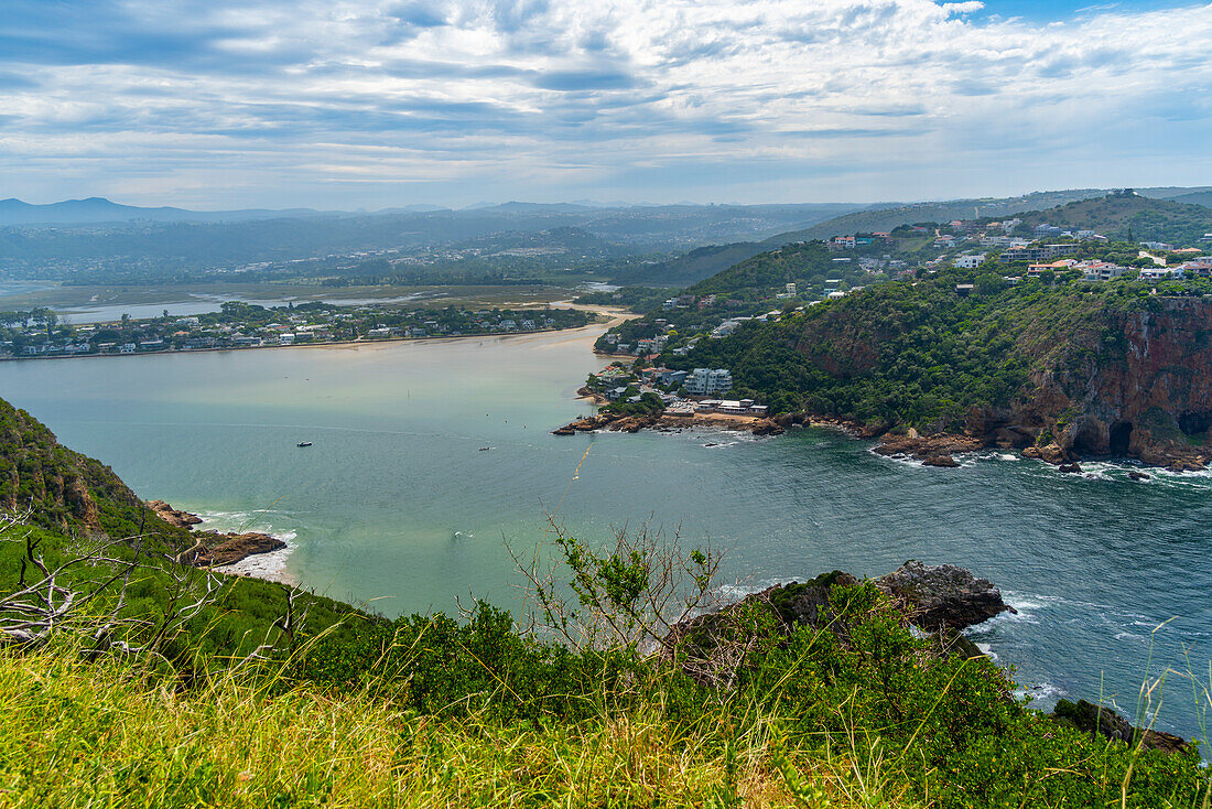 Blick auf die Heads und den Knysna-Fluss vom Featherbed Nature Reserve, Knysna, Garden Route, Westkap, Südafrika, Afrika