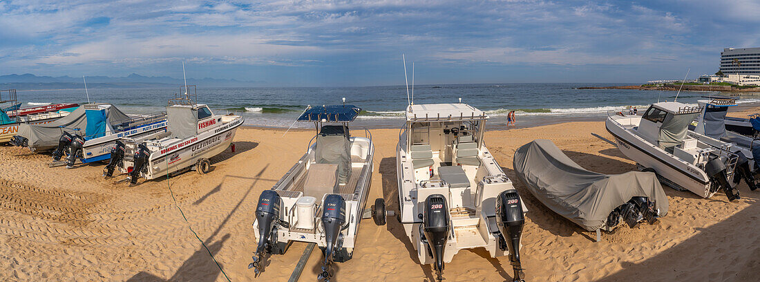 Blick auf Boote am Central Beach in Plettenberg Bay, Plettenberg, Garden Route, Westliche Kapprovinz, Südafrika, Afrika