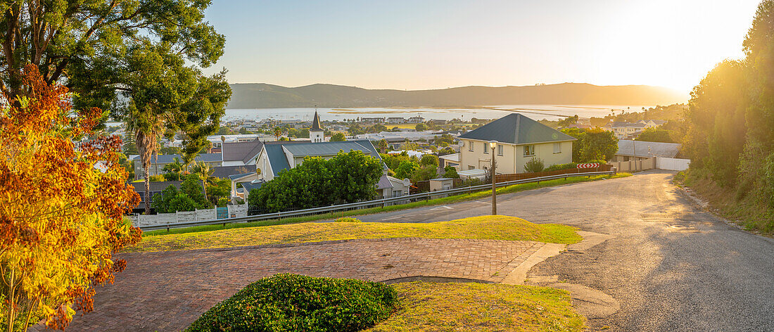 Blick auf Vorstadtstraße und Knysna Kerk Knysna bei Sonnenuntergang, Knysna, Garden Route, Westkap, Südafrika, Afrika