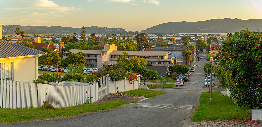 Blick auf eine Vorstadtstraße mit Blick auf Knysna bei Sonnenuntergang, Knysna, Garden Route, Westkap, Südafrika, Afrika