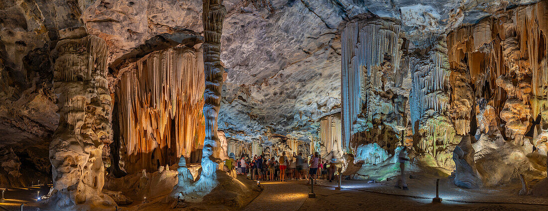 Blick auf Besucher, die Stalagmiten und Stalaktiten im Inneren der Cango-Höhlen betrachten, Oudtshoorn, Westkap, Südafrika, Afrika