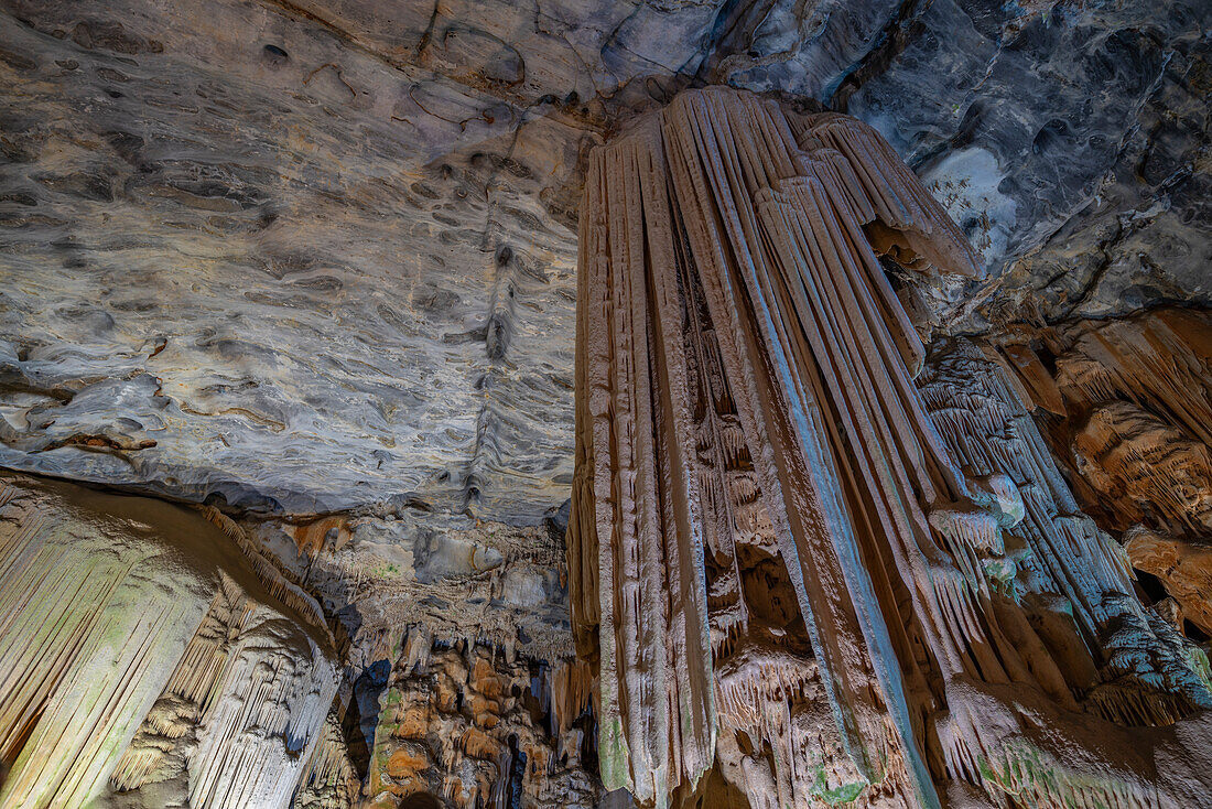 Blick auf Stalagmiten und Stalaktiten im Inneren der Cango-Höhlen, Oudtshoorn, Westkap, Südafrika, Afrika