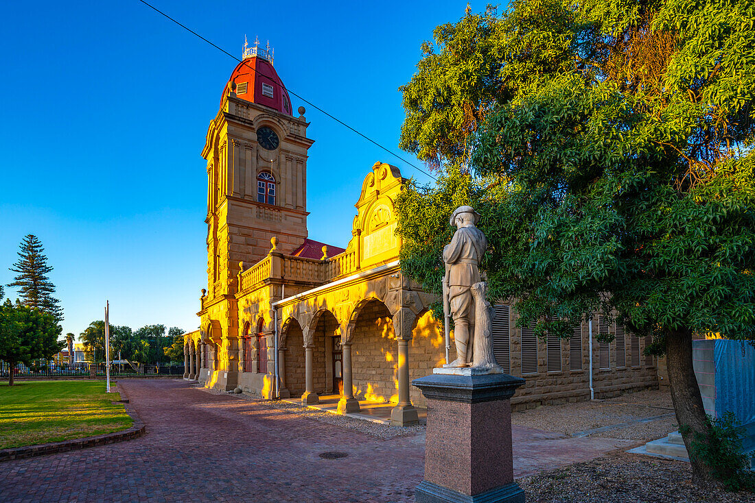 Blick auf das C.P. Nel Museum bei Sonnenaufgang, Oudtshoorn, Westkap, Südafrika, Afrika