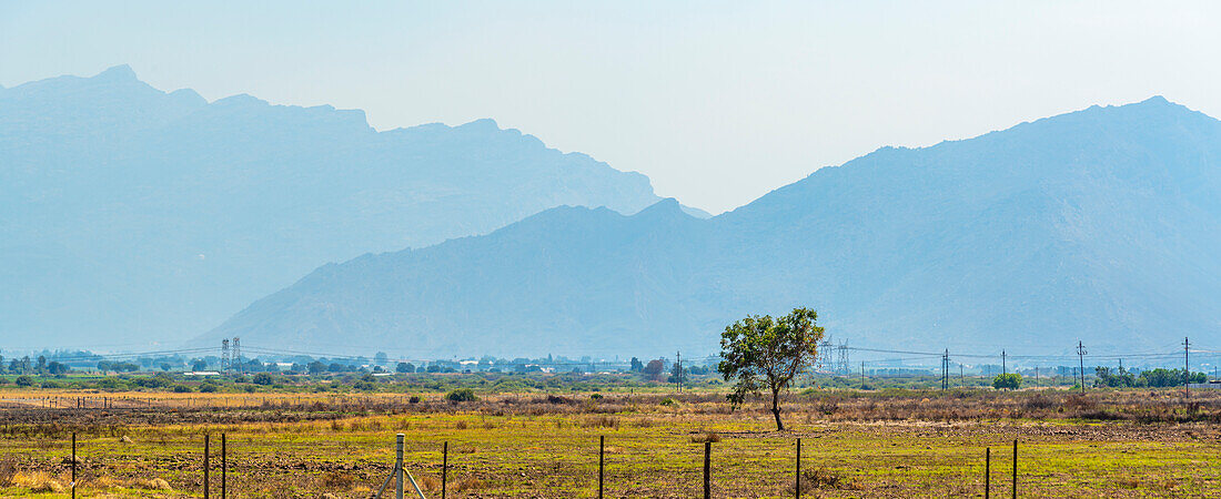 Blick auf Landschaft und Berge bei Worcester, Worcester, Westkap, Südafrika, Afrika