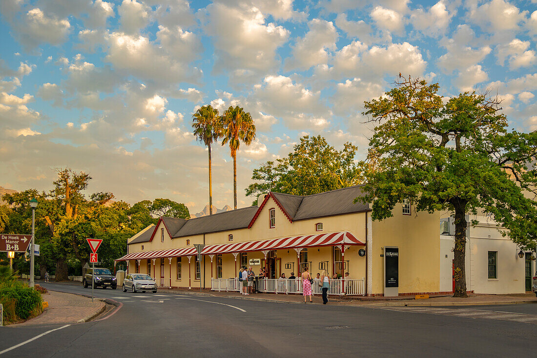 Blick auf Essen im Freien im Restaurant, Stellenbosch Central, Stellenbosch, Western Cape, Südafrika, Afrika