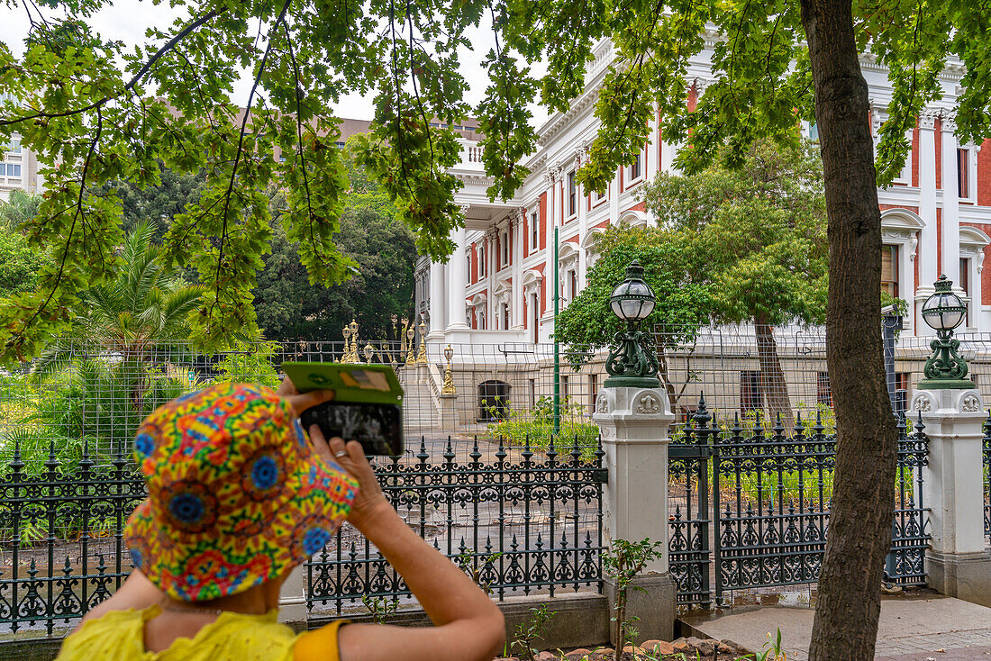 Blick auf eine Frau, die mit ihrem Handy ein Foto vom Parlament von Südafrika macht, Kapstadt, Westkap, Südafrika, Afrika