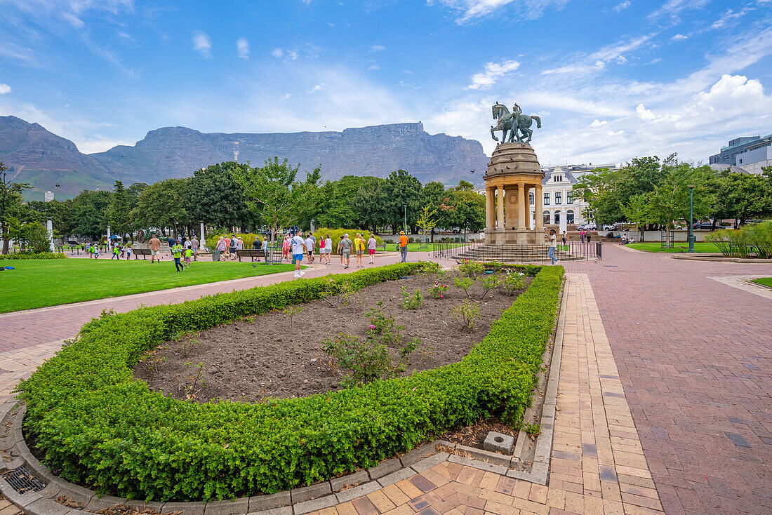 Blick auf das Delville Wood Memorial im Company's Garden und den Tafelberg im Hintergrund, Kapstadt, Westkap, Südafrika, Afrika