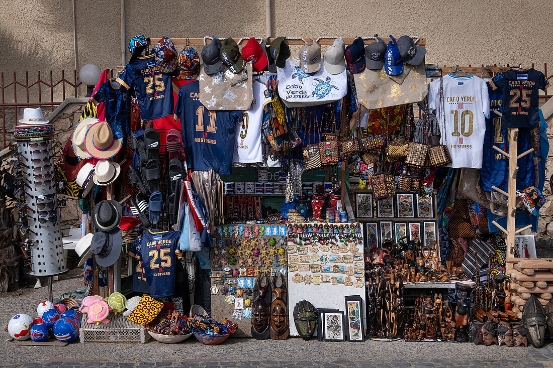 Touristensouvenirs an einem Marktstand auf den Kapverden, Santa Maria, Sal, Kapverdische Inseln, Atlantik, Afrika