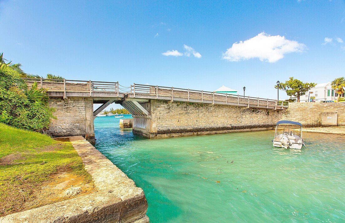 Somerset Bridge, die kürzeste zu öffnende Zugbrücke der Welt, mit einer Spannweite von nur 32 Zoll, genug, um den Mast eines Segelbootes durchzulassen, Somerset Island, Bermuda, Nordatlantik, Nordamerika