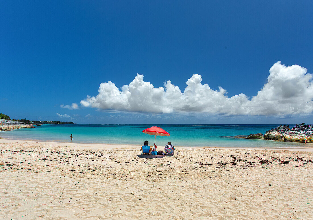 Strandbesucher genießen einen sonnigen Tag an der John Smith's Bay, Smith's, Bermuda, Nordatlantik, Nordamerika