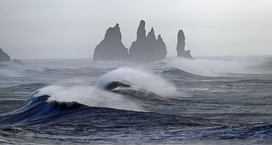 Brandung in der Nähe des schwarzen Sandstrandes und der Reynisdrangar-Meeresstapel, Vik, Südisland, Polarregionen