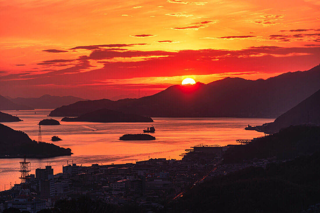 Dramatischer roter Sonnenuntergang über der Bucht von Onomichi, Onomichi, Honshu, Japan, Asien