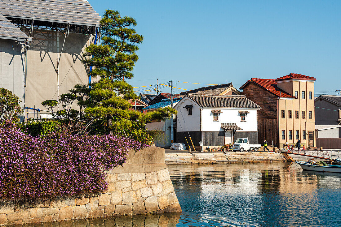 Hafen mit Häusern in Tomonoura, einem traditionellen japanischen Fischerdorf, Tomonoura, Honshu, Japan, Asien