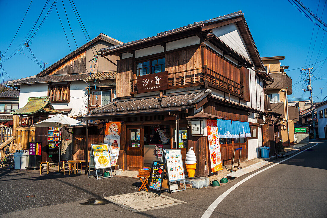 Traditionelles japanisches Haus mit einem Laden, der Softeis verkauft, Tomonoura, Honshu, Japan, Asien