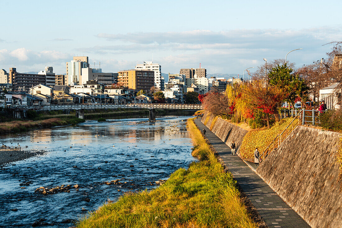 Sonnenuntergang in Kyoto über der Kamo-Flusspromenade und der Skyline der Stadt, Kyoto, Honshu, Japan, Asien