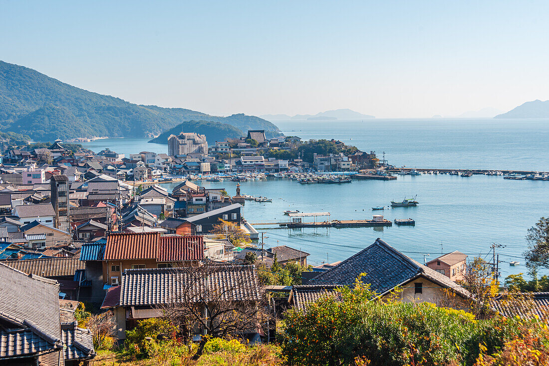 Farbenfrohe Skyline des traditionellen Fischerdorfs, Tomonoura, Seto-Inlandsee, Honshu, Japan, Asien