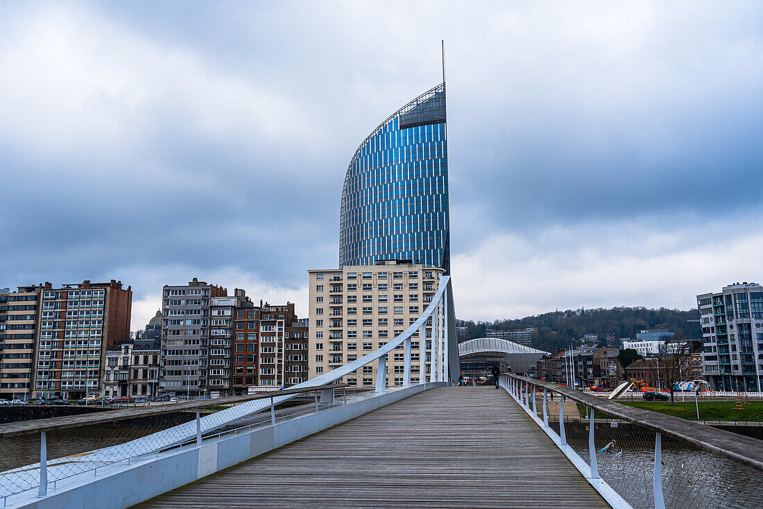 Blick über die Brücke Passerelle La Belle Liegeoise, mit Blick auf La Tour des Finances de Liege (Tour Paradis), Lüttich, Beligum, Europa