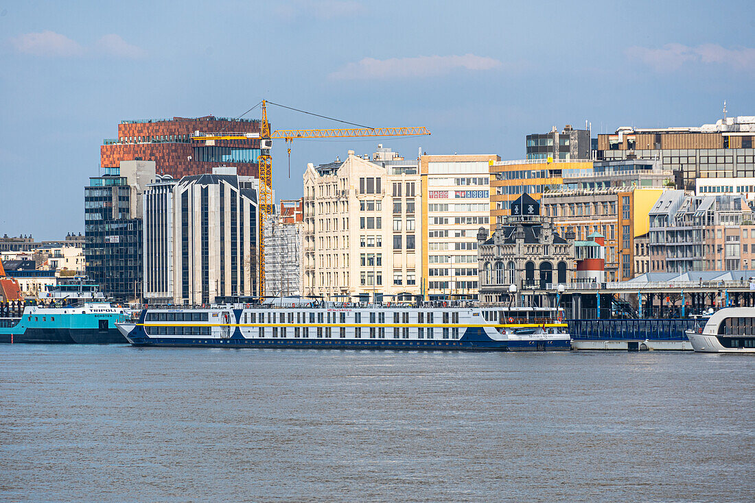 Moderne und traditionelle belgische Architektur in der Skyline, Antwerpen, Belgien, Europa