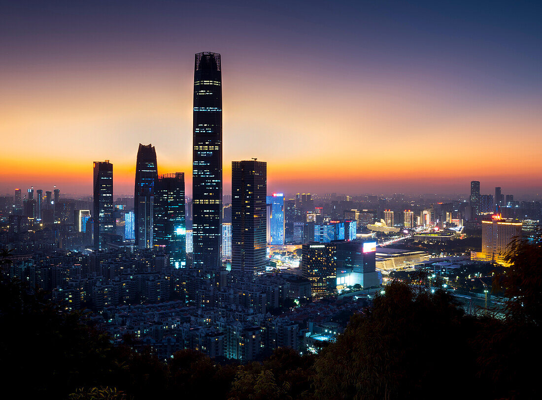 Skyline von Dongguan in den Abendstunden, Dongguan, Guangdong, China, Asien