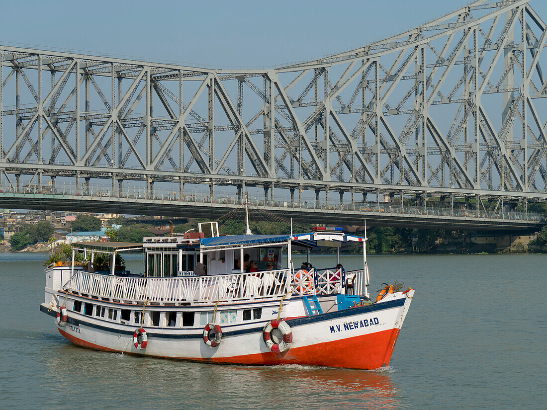 Howrah Bridge and boat on the Hooghly River, Kolkata, West Bengal, India, Asia