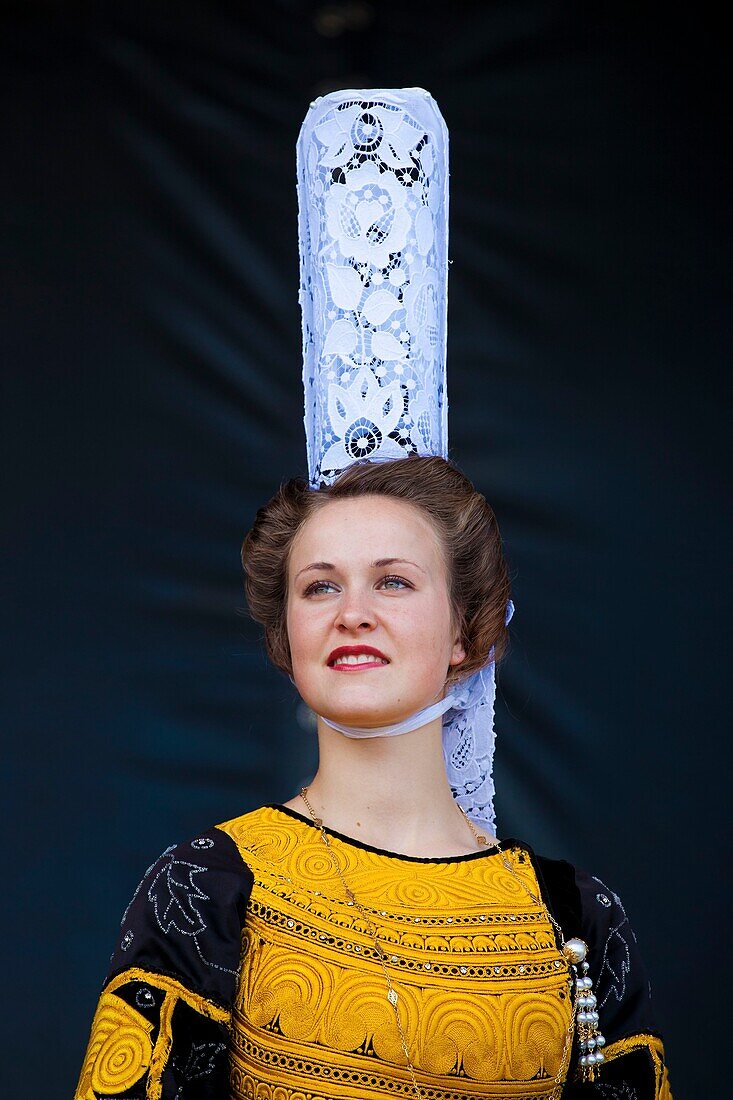 Frankreich, Finistere, Ginsterblütenfest 2015 in Pont Aven, Brautjungfer der Königin der Stickerinnen von Pont l'Abbé