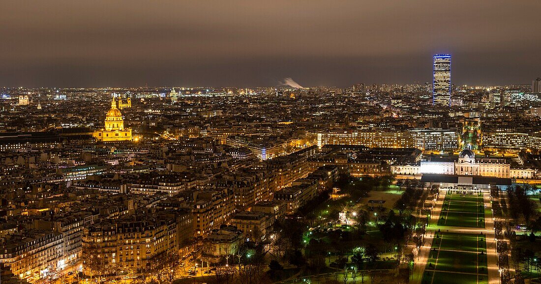 Frankreich, Paris (75), UNESCO-Welterbe, Gesamtansicht des Champ de Mars bei Nacht vom Eiffelturm aus