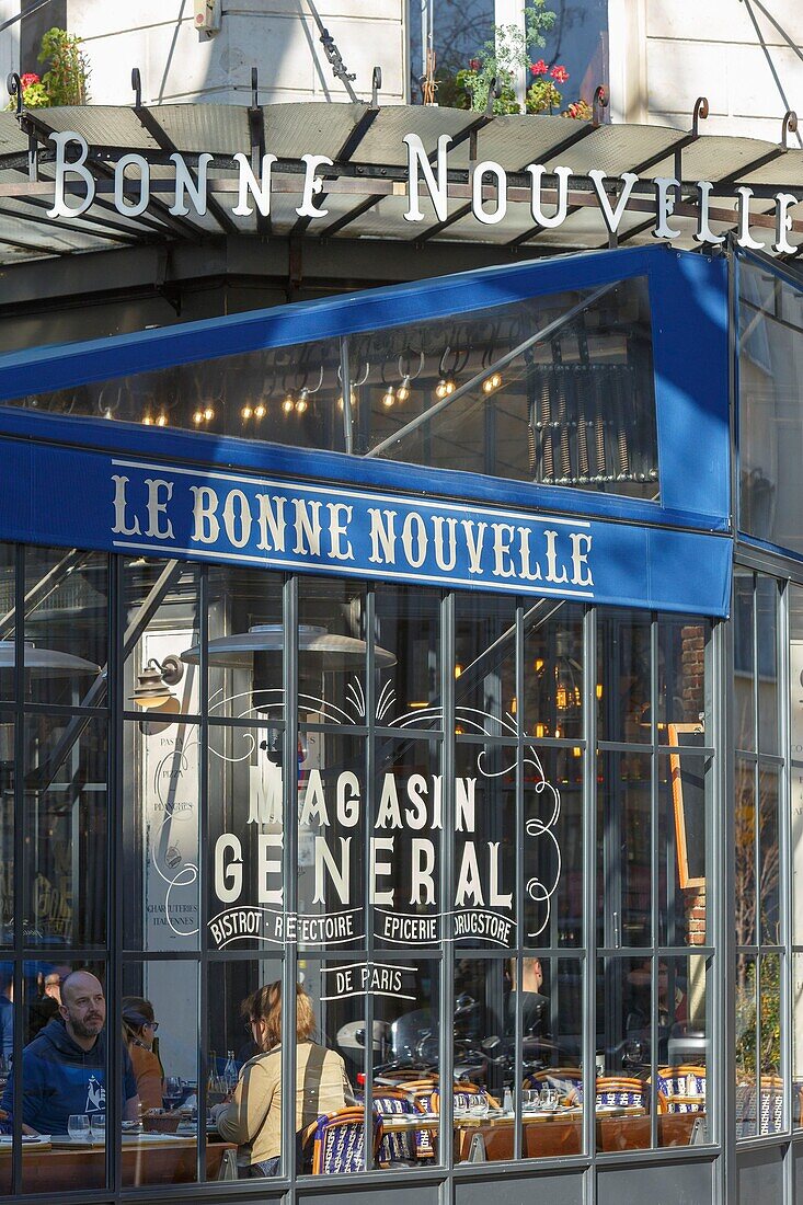 Frankreich, Paris (Terrasse des Restaurants Le Bonne Nouvelle in der Rue du Faubourg Poissonnière)