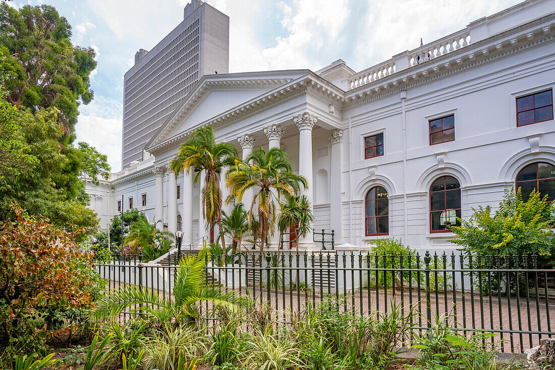 Blick auf die Stadtbibliotheken von Kapstadt vom Company's Garden und dem Tafelberg im Hintergrund, Kapstadt, Westkap, Südafrika, Afrika