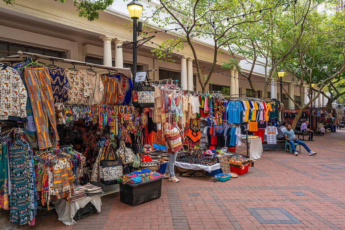 Blick auf einen bunten Souvenirstand auf dem Greenmarket Square, Kapstadt, Westkap, Südafrika, Afrika