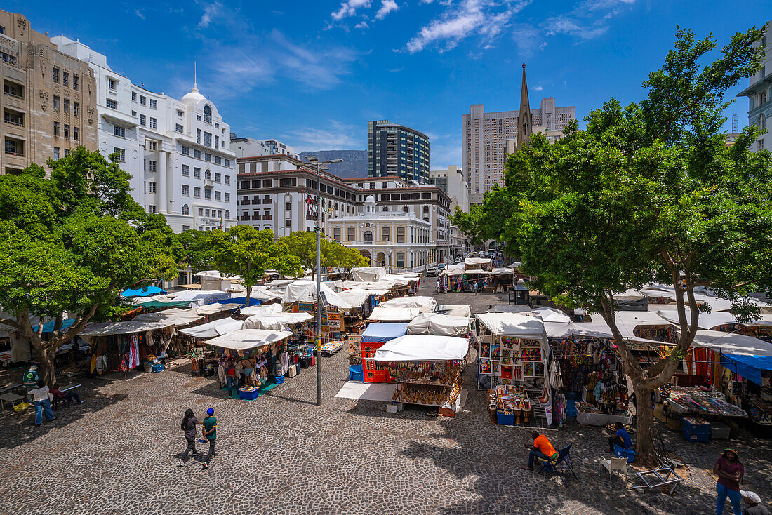 Blick auf bunte Souvenirstände auf dem Greenmarket Square, Kapstadt, Westkap, Südafrika, Afrika