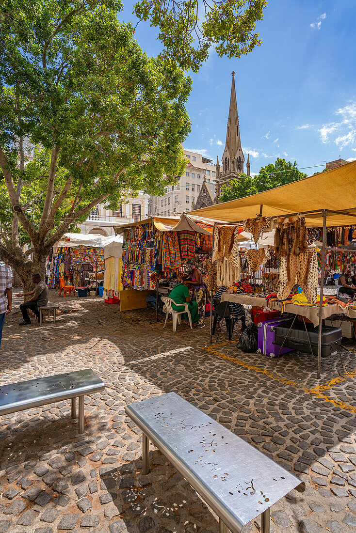 Blick auf bunte Souvenirstände auf dem Greenmarket Square, Kapstadt, Westkap, Südafrika, Afrika