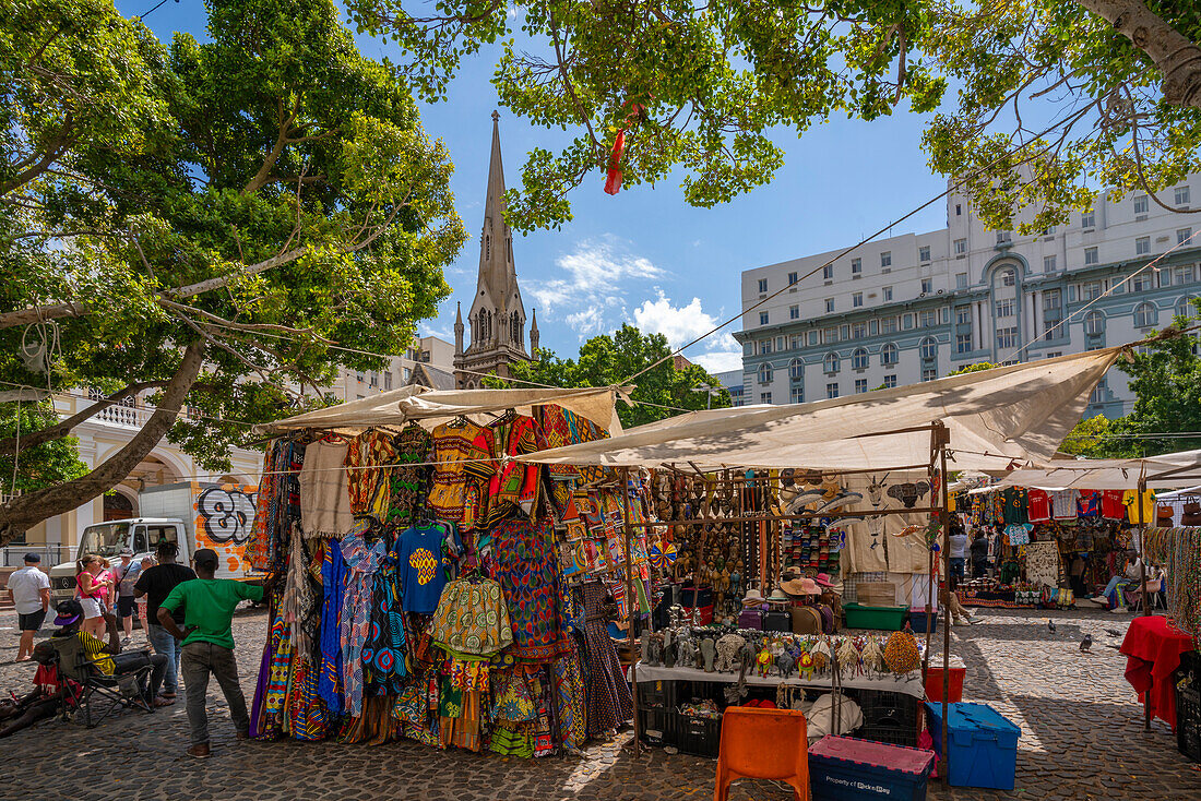 Blick auf bunte Souvenirstände auf dem Greenmarket Square, Kapstadt, Westkap, Südafrika, Afrika