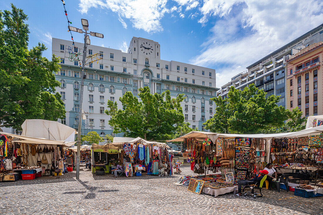 Blick auf bunte Souvenirstände auf dem Greenmarket Square, Kapstadt, Westkap, Südafrika, Afrika