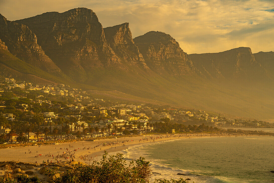 Blick auf die Zwölf (12) Apostel, Tafelberg-Naturschutzgebiet von Camps Bay, Kapstadt, Westkap, Südafrika, Afrika