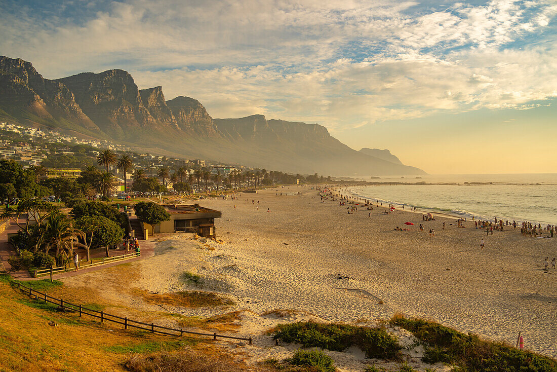 Blick auf die Zwölf (12) Apostel, Tafelberg-Naturschutzgebiet, von Camps Bay, Kapstadt, Westkap, Südafrika, Afrika