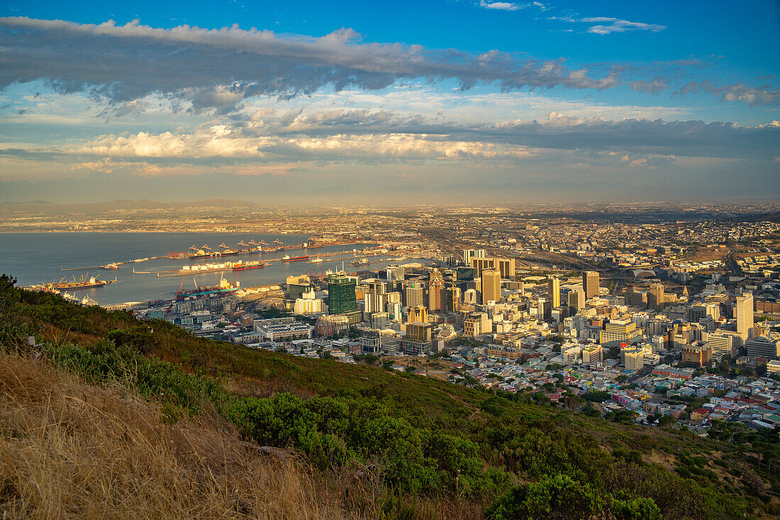 Blick auf Kapstadt vom Signal Hill bei Sonnenuntergang, Kapstadt, Westkap, Südafrika, Afrika