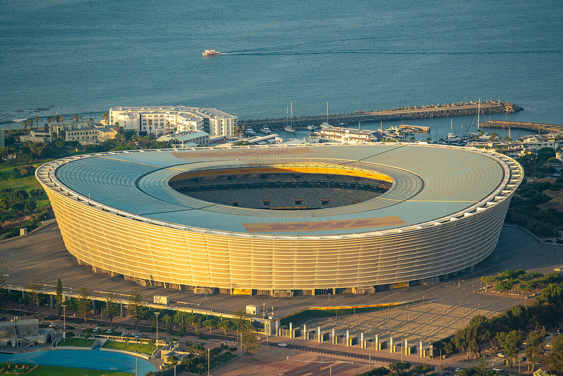 Blick auf das DHL-Stadion in Kapstadt vom Signal Hill aus bei Sonnenuntergang, Kapstadt, Westkap, Südafrika, Afrika