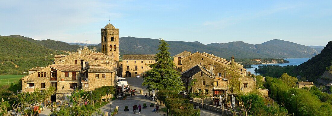 Spain, Aragon, Huesca province, Pirineos Aragonaises, Ainsa village and Mediano Lake