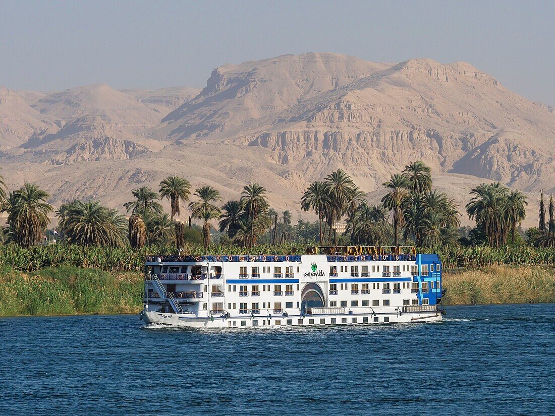 Ägypten, Oberägypten, Niltal, Kreuzfahrtschiff auf dem Nil bei Edfu