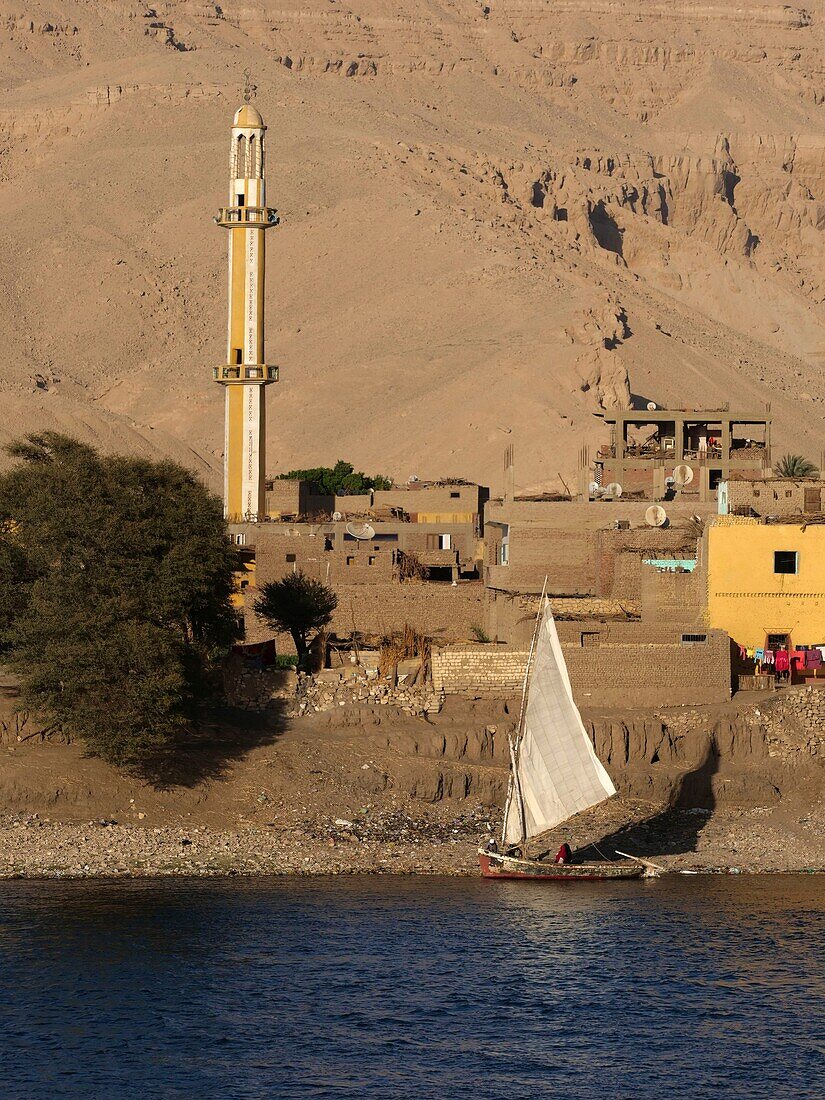 Ägypten, Oberägypten, Niltal, Dorf am Nilufer, gesehen von einem Kreuzfahrtschiff auf dem Nil bei Edfu